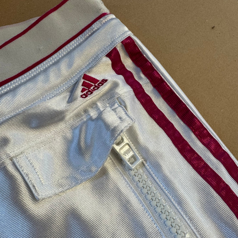 Detailansicht: Sourced limited accessories and clothes Adidas Y2K shiny white track set (jacket and pants) – Logo, Nähte oder Material