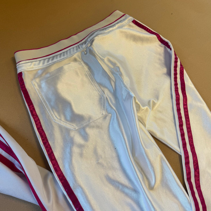 Detailansicht: Sourced limited accessories and clothes Adidas Y2K shiny white track set (jacket and pants) – Logo, Nähte oder Material