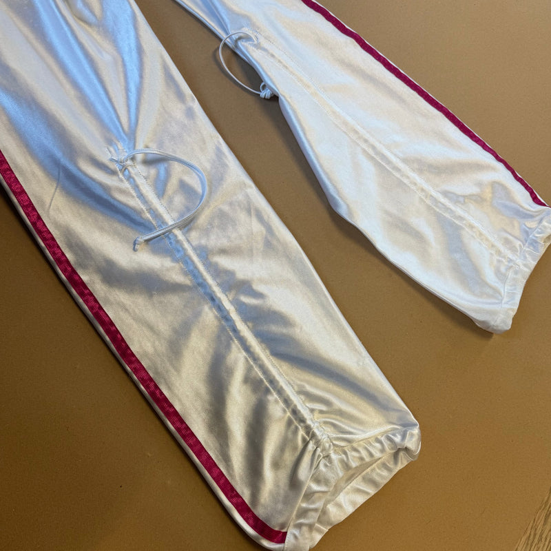 Detailansicht: Sourced limited accessories and clothes Adidas Y2K shiny white track set (jacket and pants) – Logo, Nähte oder Material