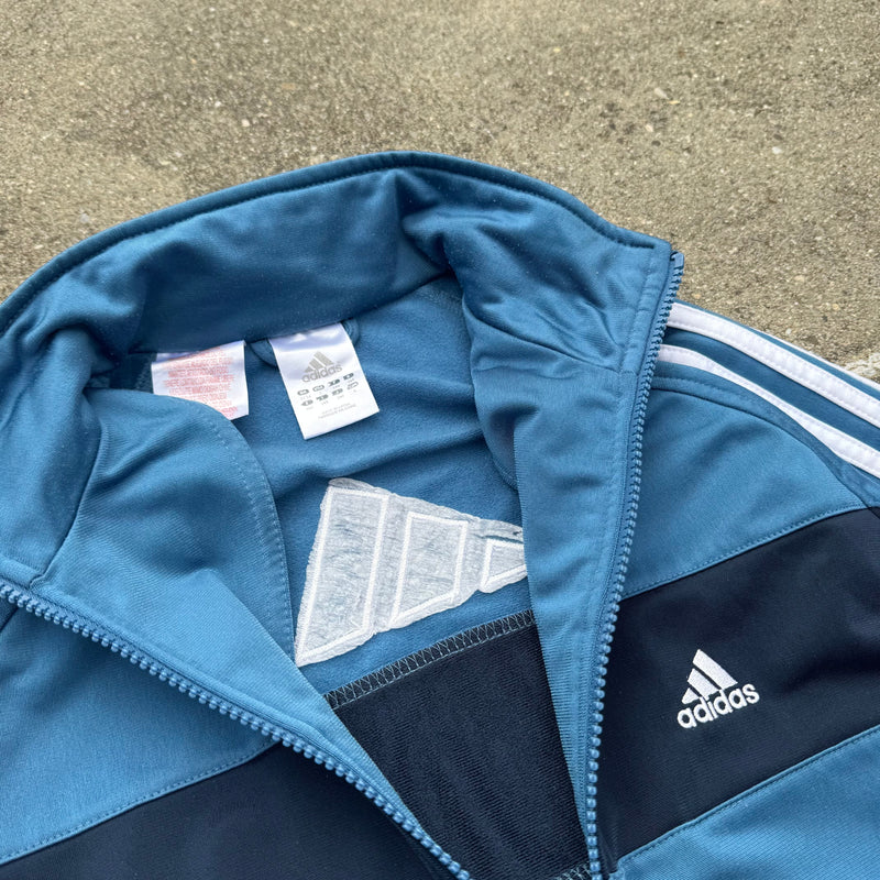 Detailansicht: Sourced limited accessories and clothes Adidas vintage 90s blue track jacket – Logo, Nähte oder Material