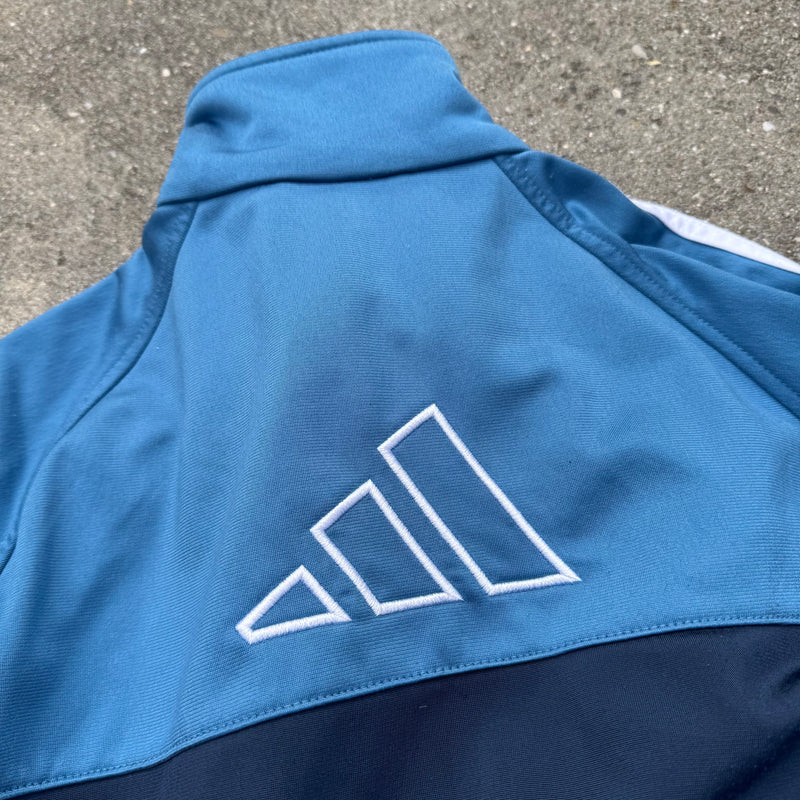 Detailansicht: Sourced limited accessories and clothes Adidas vintage 90s blue track jacket – Logo, Nähte oder Material