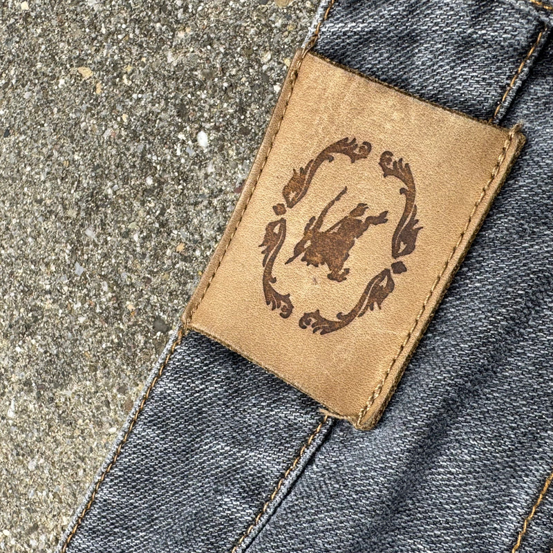 Detailansicht: Sourced limited accessories and clothes Burberry brand logo vintage grey jeans – Logo, Nähte oder Material