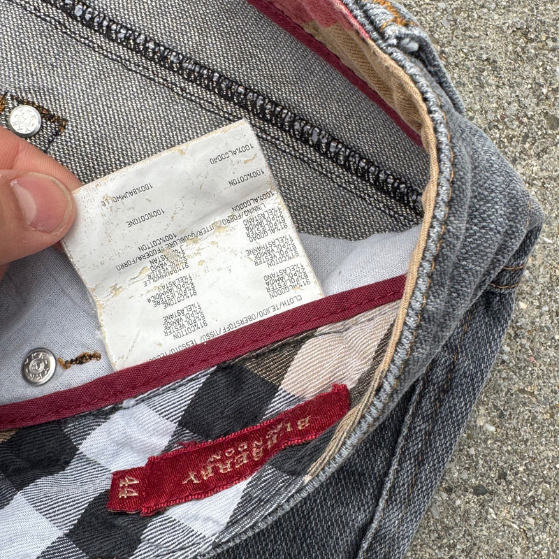 Detailansicht: Sourced limited accessories and clothes Burberry brand logo vintage grey jeans – Logo, Nähte oder Material