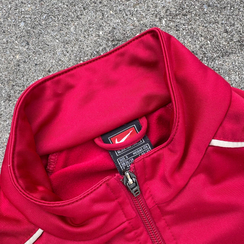 Detailansicht: Sourced limited accessories and clothes Nike FC Barcelona vintage red track jacket – Logo, Nähte oder Material