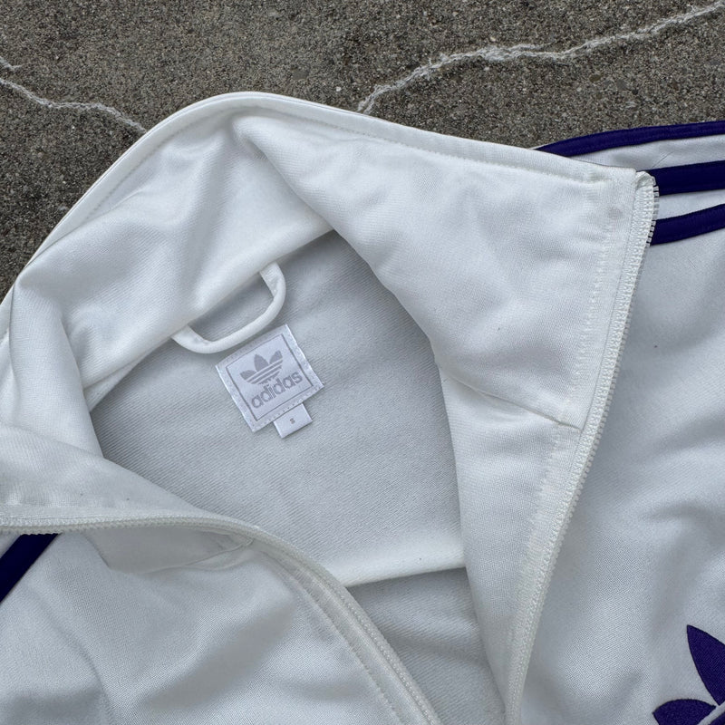 Detailansicht: Sourced limited accessories and clothes Adidas Y2K retro white track jacket – Logo, Nähte oder Material