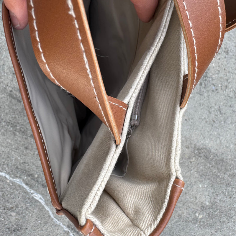 Detailansicht: Sourced limited accessories and clothes Christian Dior Parfumes vintage tote bag – Logo, Nähte oder Material