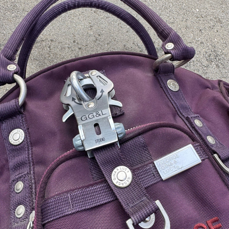 Detailansicht: Sourced limited accessories and clothes George Gina & Lucy Cortina Deluxe purple – Logo, Nähte oder Material