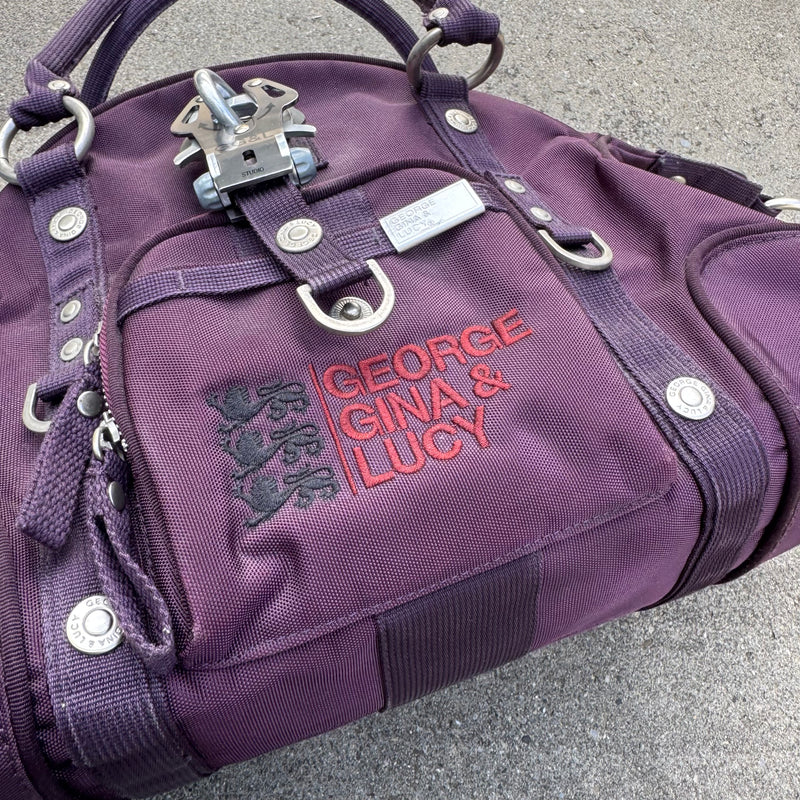 Detailansicht: Sourced limited accessories and clothes George Gina & Lucy Cortina Deluxe purple – Logo, Nähte oder Material