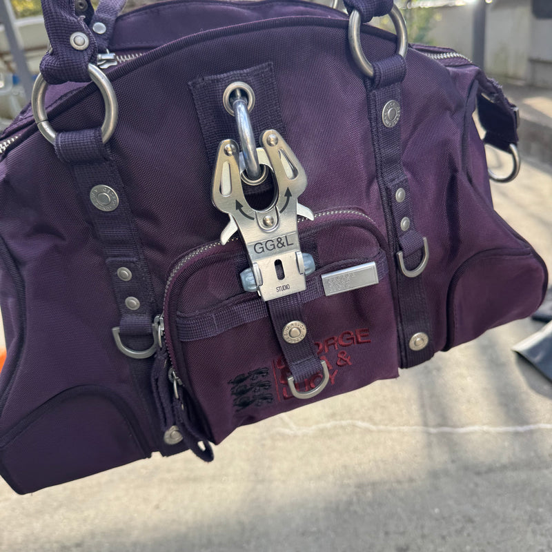 Detailansicht: Sourced limited accessories and clothes George Gina & Lucy Cortina Deluxe purple – Logo, Nähte oder Material