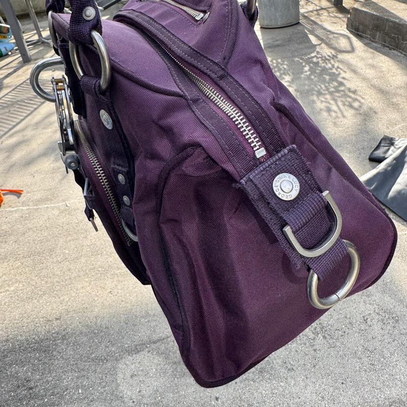 Detailansicht: Sourced limited accessories and clothes George Gina & Lucy Cortina Deluxe purple – Logo, Nähte oder Material