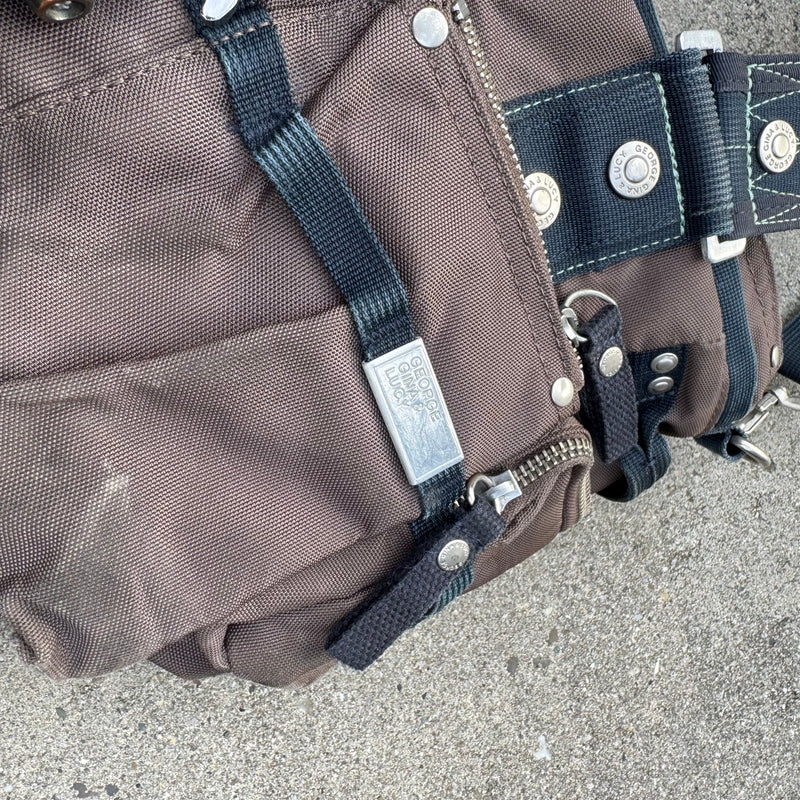 Detailansicht: Sourced limited accessories and clothes George Gina & Lucy 6IX vintage handbag – Logo, Nähte oder Material