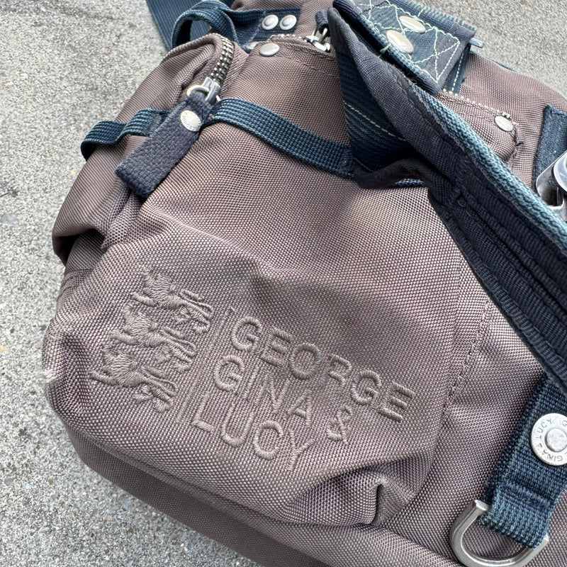 Detailansicht: Sourced limited accessories and clothes George Gina & Lucy 6IX vintage handbag – Logo, Nähte oder Material