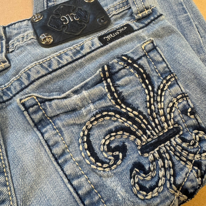 Detailansicht: Sourced limited accessories and clothes Miss Me ripped wide leg jeans used – Logo, Nähte oder Material