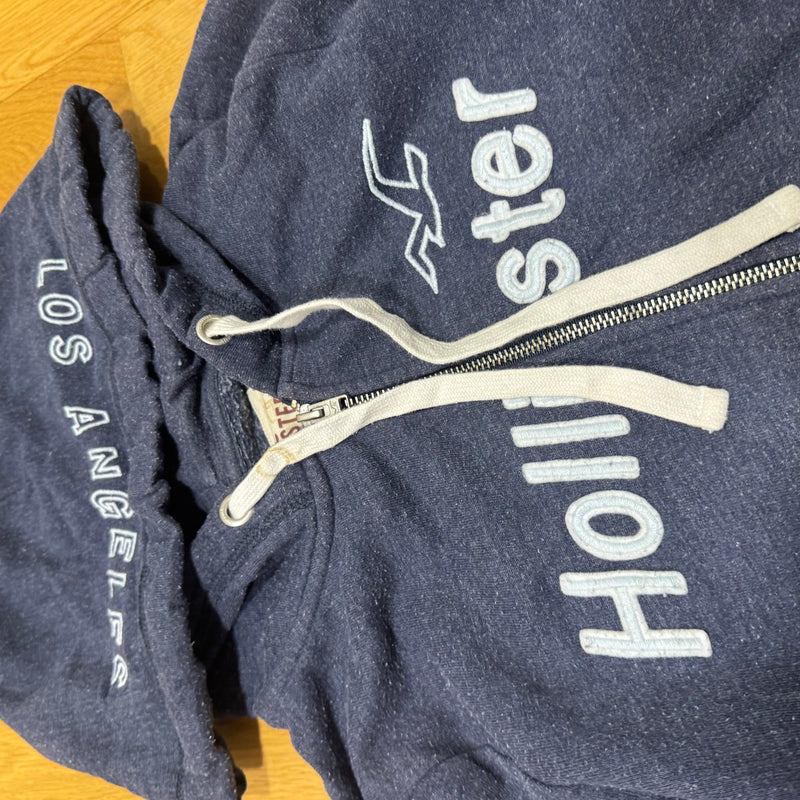 Detailansicht: Sourced limited accessories and clothes Hollister Los angeles navy y2k zip hoodie – Logo, Nähte oder Material