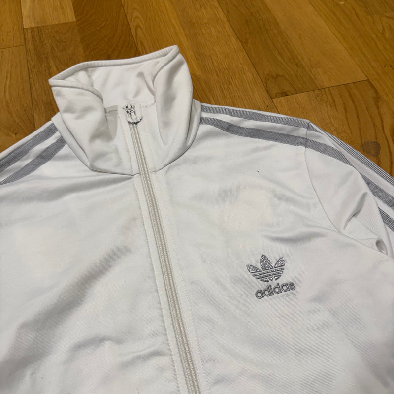 Detailansicht: Sourced limited accessories and clothes Adidas Firebird white y2k track jacket – Logo, Nähte oder Material