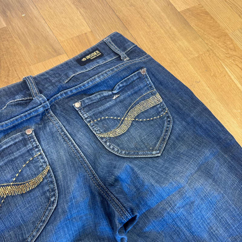 Detailansicht: Sourced limited accessories and clothes Insider y2k wide leg retro jeans – Logo, Nähte oder Material