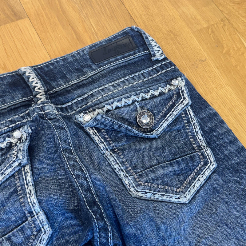 Detailansicht: Sourced limited accessories and clothes Daytrip acquarious flair y2k jeans – Logo, Nähte oder Material