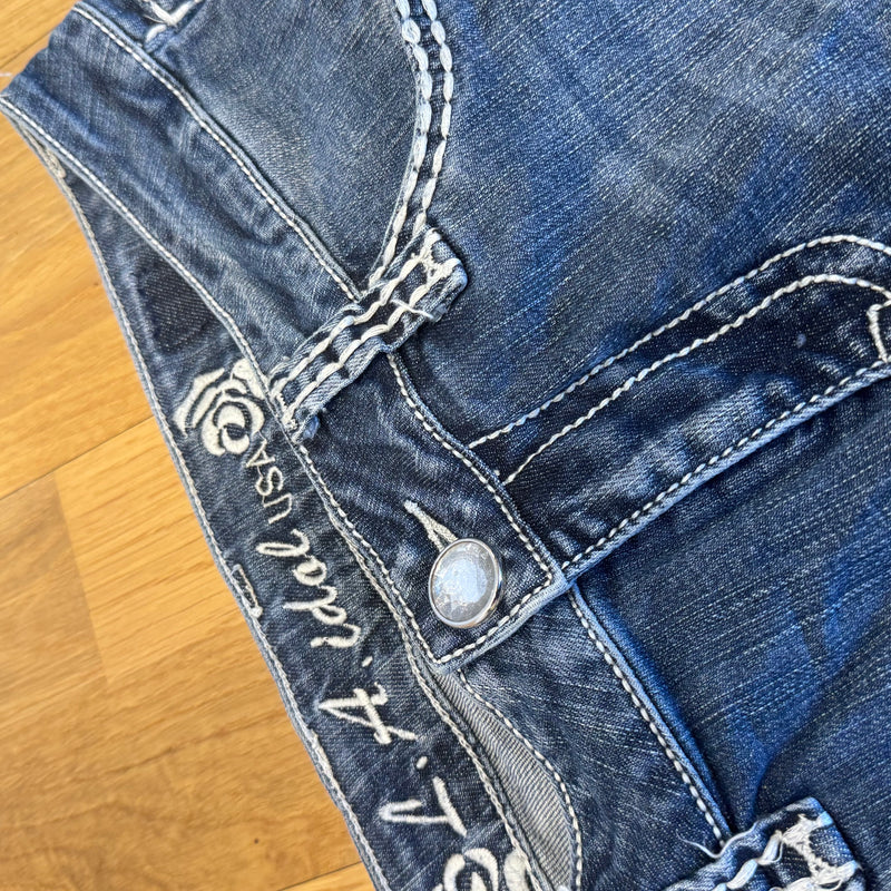 Detailansicht: Sourced limited accessories and clothes La Idol y2k rhinestones straight retro jeans – Logo, Nähte oder Material
