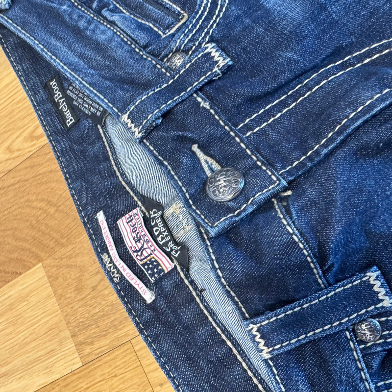 Detailansicht: Sourced limited accessories and clothes ReRock Barley boot wide leg y2k jeans – Logo, Nähte oder Material
