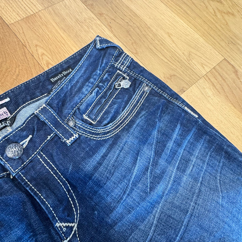 Detailansicht: Sourced limited accessories and clothes ReRock Barley boot wide leg y2k jeans – Logo, Nähte oder Material