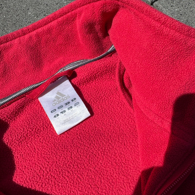 Detailansicht: Sourced limited accessories and clothes Adidas fleece jacket three stripes – Logo, Nähte oder Material