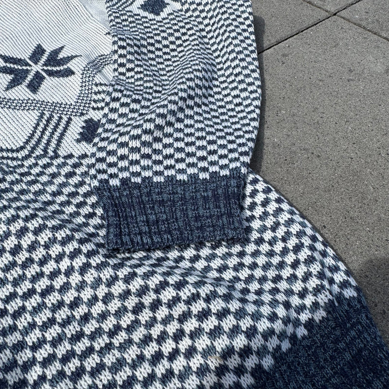 Detailansicht: Sourced limited accessories and clothes Vintage knitted sweatshirt – Logo, Nähte oder Material