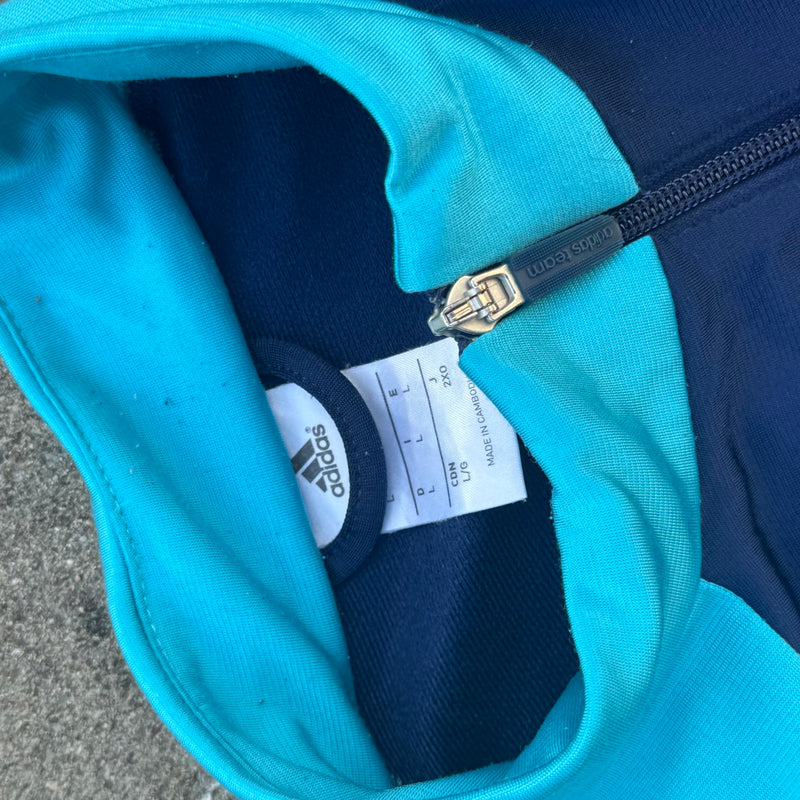 Detailansicht: Sourced limited accessories and clothes Adidas classic blue retro track jacket – Logo, Nähte oder Material