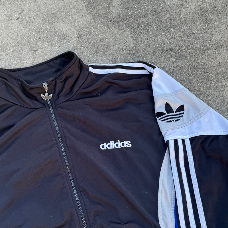 Detailansicht: Sourced limited accessories and clothes Adidas streetwear 80s retro track jacket – Logo, Nähte oder Material