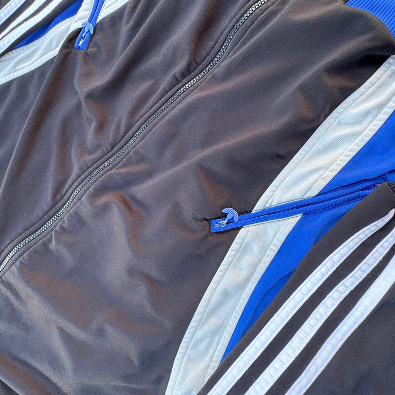 Detailansicht: Sourced limited accessories and clothes Adidas streetwear 80s retro track jacket – Logo, Nähte oder Material