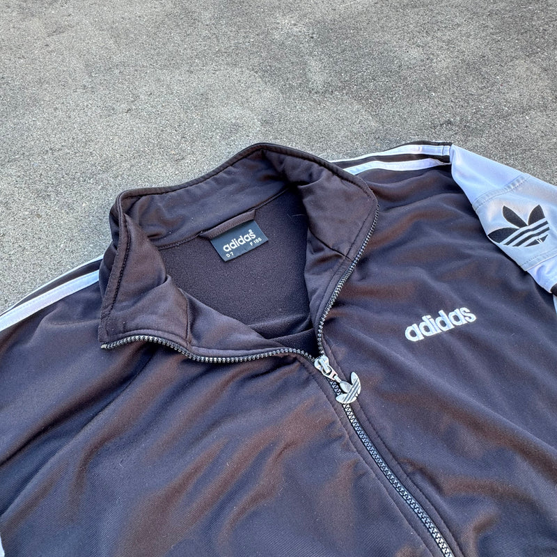 Detailansicht: Sourced limited accessories and clothes Adidas streetwear 80s retro track jacket – Logo, Nähte oder Material