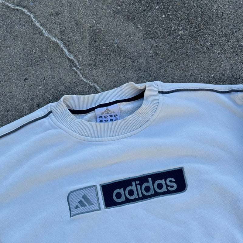 Detailansicht: Sourced limited accessories and clothes Adidas 00s streetwear white sweatshirt – Logo, Nähte oder Material