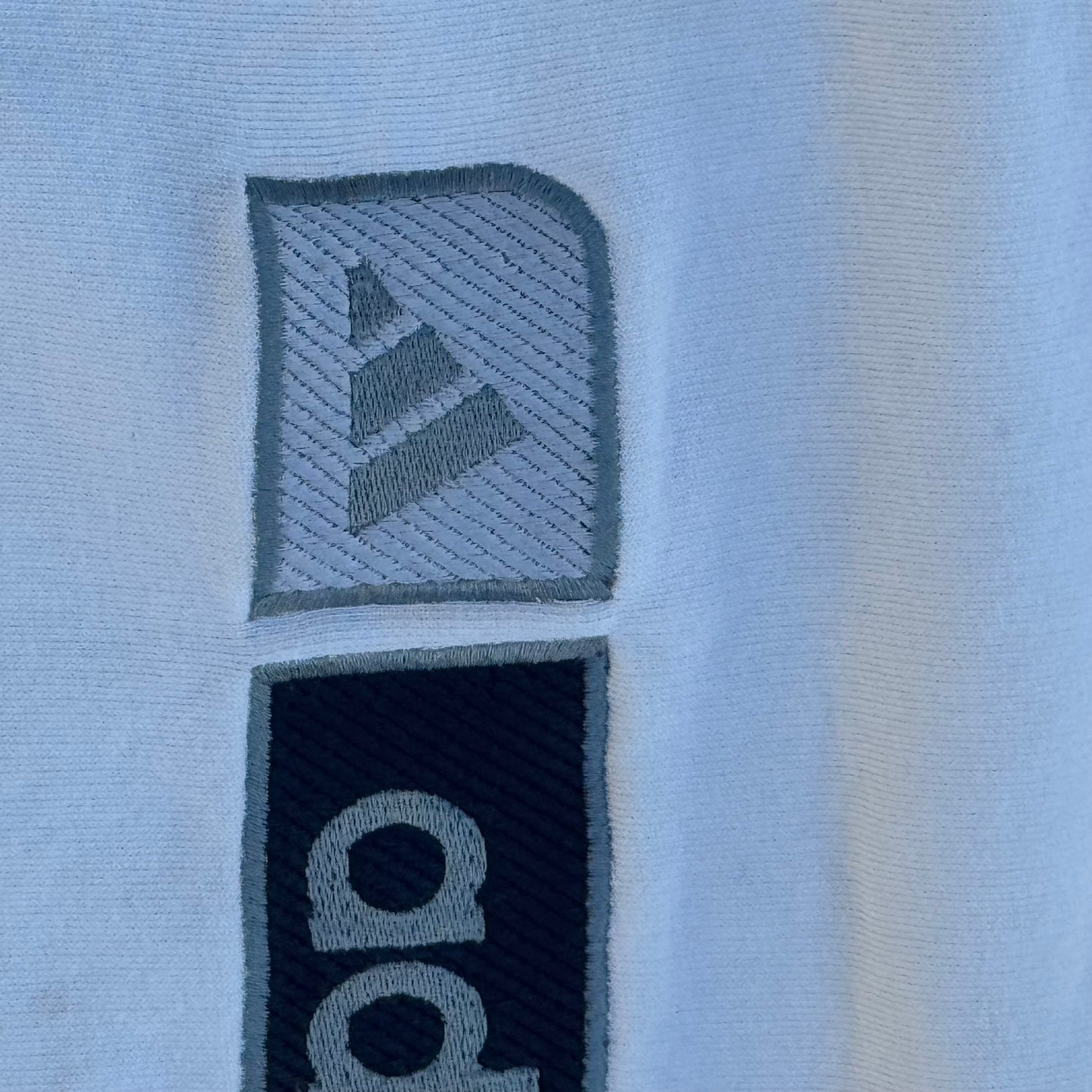 Adidas 00s streetwear white sweatshirt