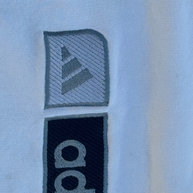 Detailansicht: Sourced limited accessories and clothes Adidas 00s streetwear white sweatshirt – Logo, Nähte oder Material