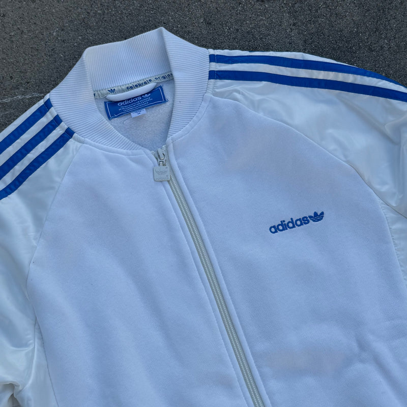 Detailansicht: Sourced limited accessories and clothes Adidas white streetwear sweat track set (jacket and pants) – Logo, Nähte oder Material