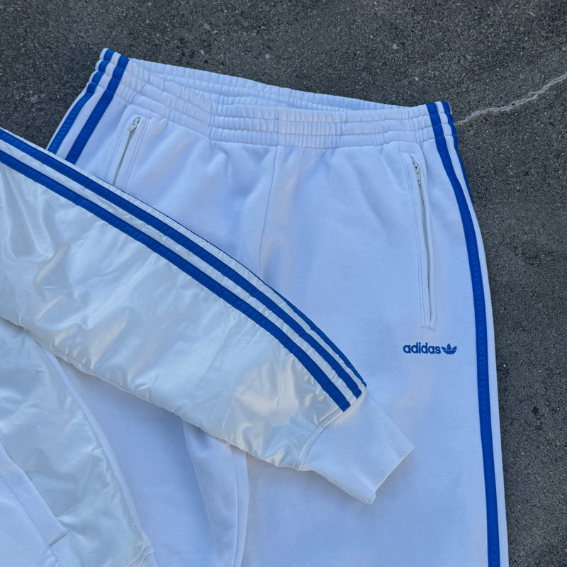 Detailansicht: Sourced limited accessories and clothes Adidas white streetwear sweat track set (jacket and pants) – Logo, Nähte oder Material