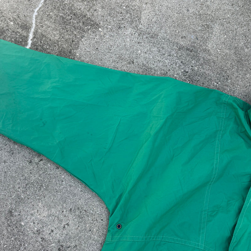 Detailansicht: Sourced limited accessories and clothes Kay-way green vintage rain jacket – Logo, Nähte oder Material