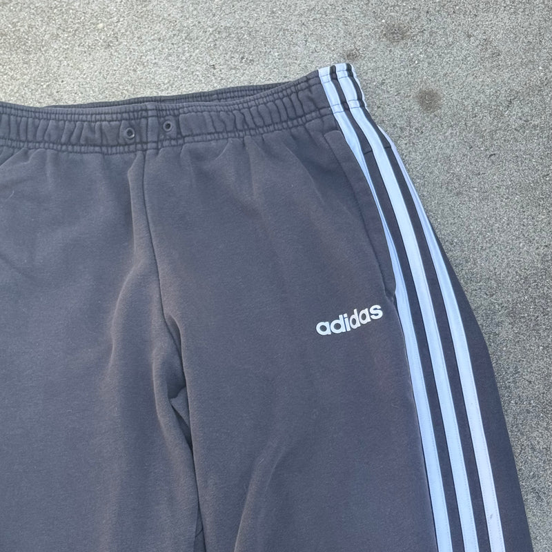 Detailansicht: Sourced limited accessories and clothes Adidas three stripes black sweatpants – Logo, Nähte oder Material