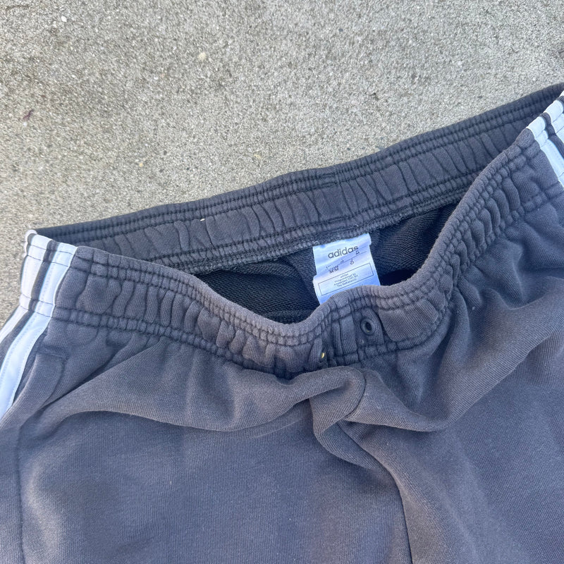 Detailansicht: Sourced limited accessories and clothes Adidas three stripes black sweatpants – Logo, Nähte oder Material