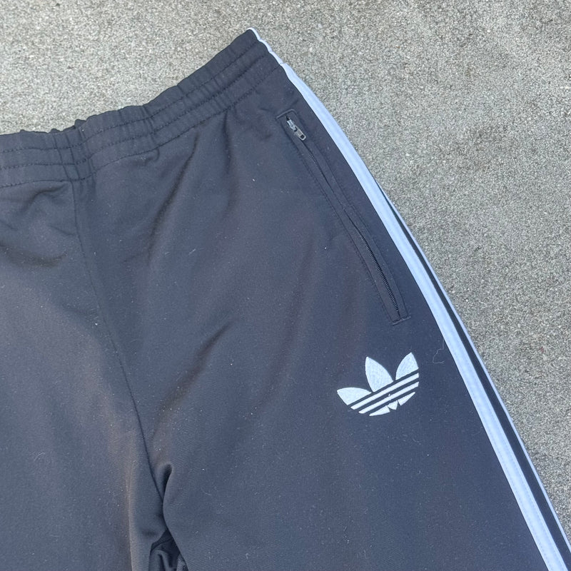Detailansicht: Sourced limited accessories and clothes Adidas y2k black streetwear track pants – Logo, Nähte oder Material