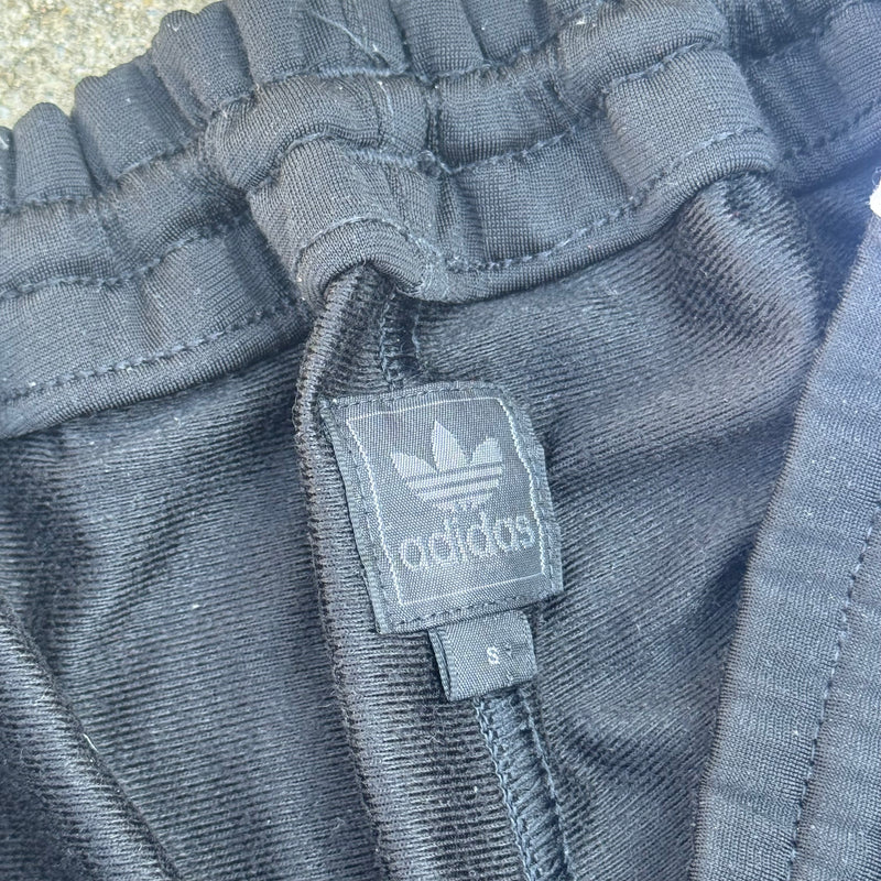 Detailansicht: Sourced limited accessories and clothes Adidas y2k black streetwear track pants – Logo, Nähte oder Material