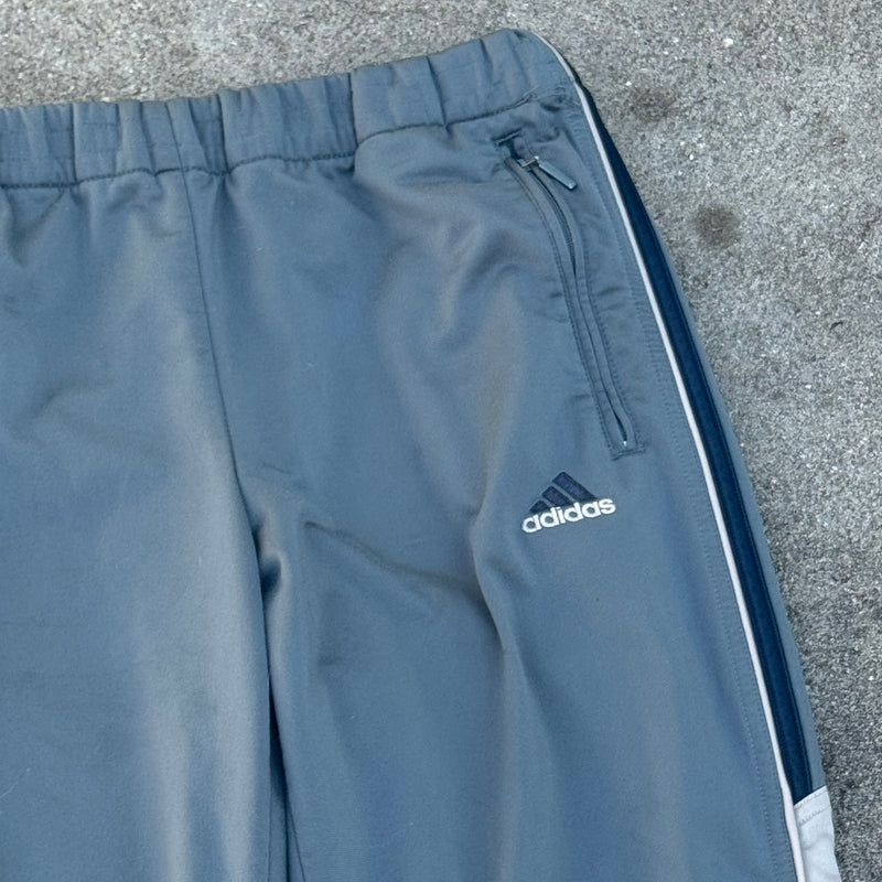Detailansicht: Sourced limited accessories and clothes Adidas streetwear grey trackpants – Logo, Nähte oder Material