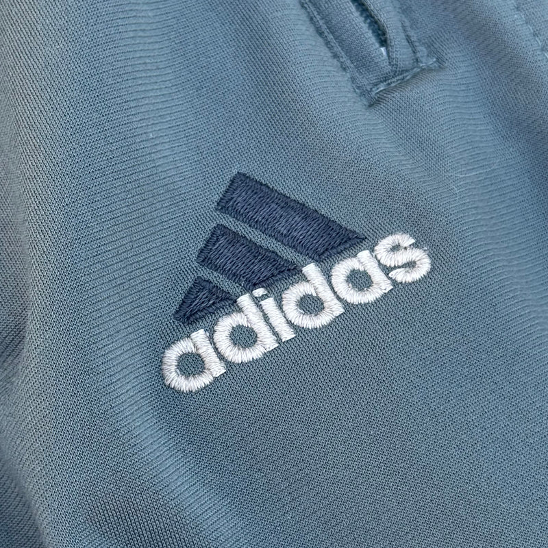 Detailansicht: Sourced limited accessories and clothes Adidas streetwear grey trackpants – Logo, Nähte oder Material