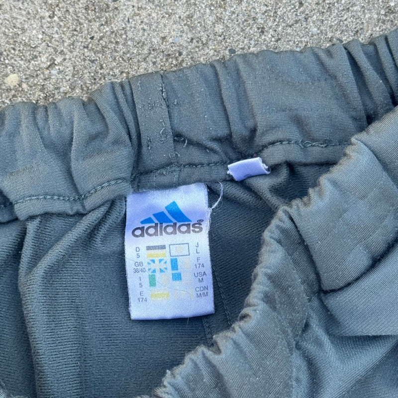 Detailansicht: Sourced limited accessories and clothes Adidas streetwear grey trackpants – Logo, Nähte oder Material