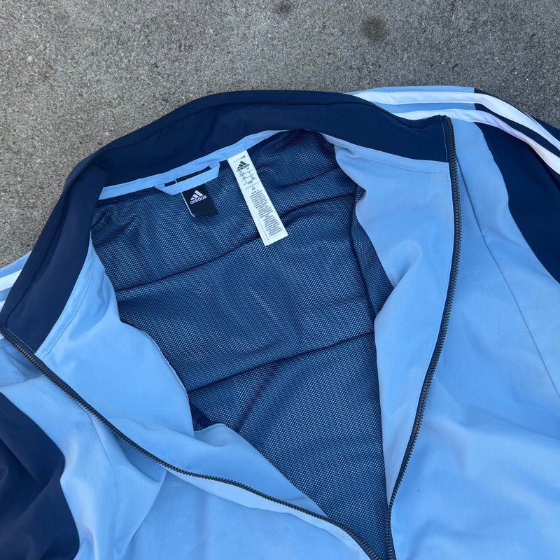 Detailansicht: Sourced limited accessories and clothes Adidas skyblue sportswear track jacket – Logo, Nähte oder Material