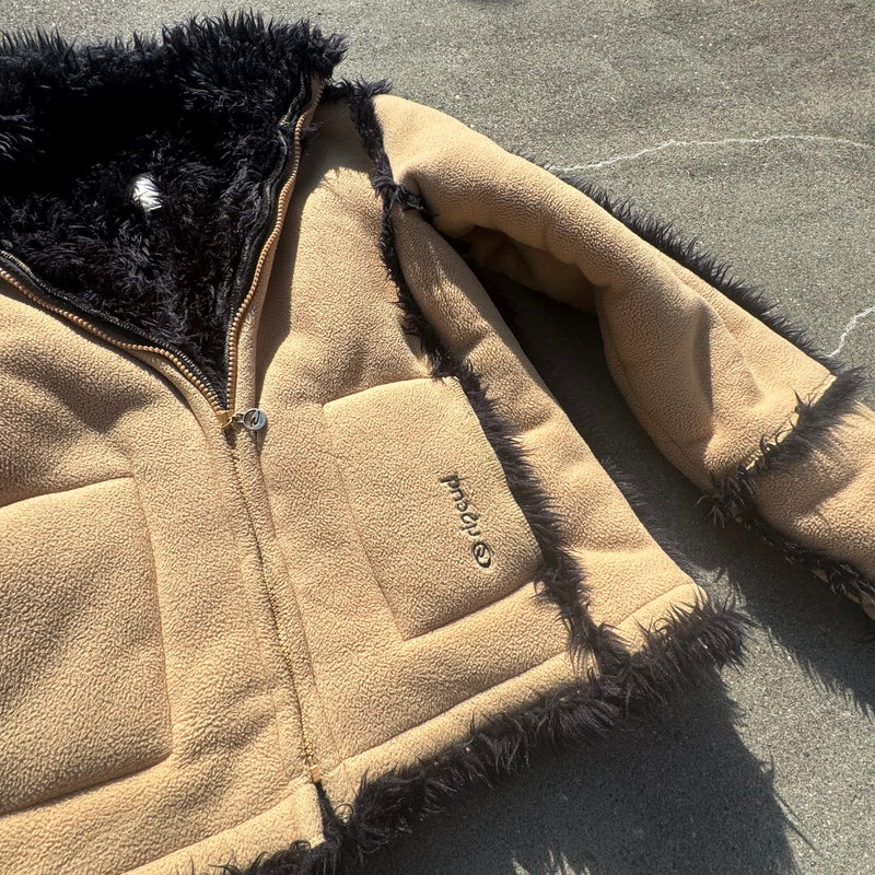 Detailansicht: Sourced limited accessories and clothes Rio Curl retro beige fur-like fleece jacket – Logo, Nähte oder Material