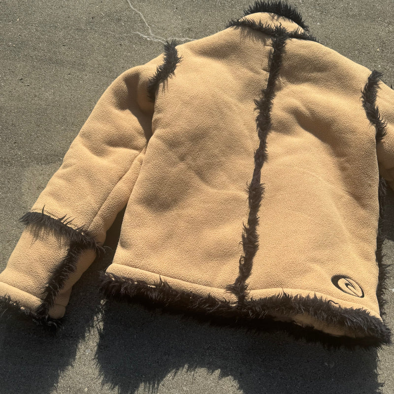 Detailansicht: Sourced limited accessories and clothes Rio Curl retro beige fur-like fleece jacket – Logo, Nähte oder Material