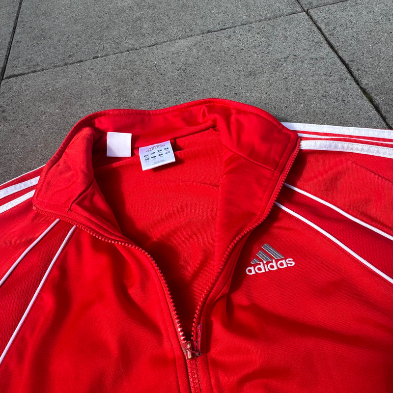 Detailansicht: Sourced limited accessories and clothes Adidas vintage red track jacket – Logo, Nähte oder Material