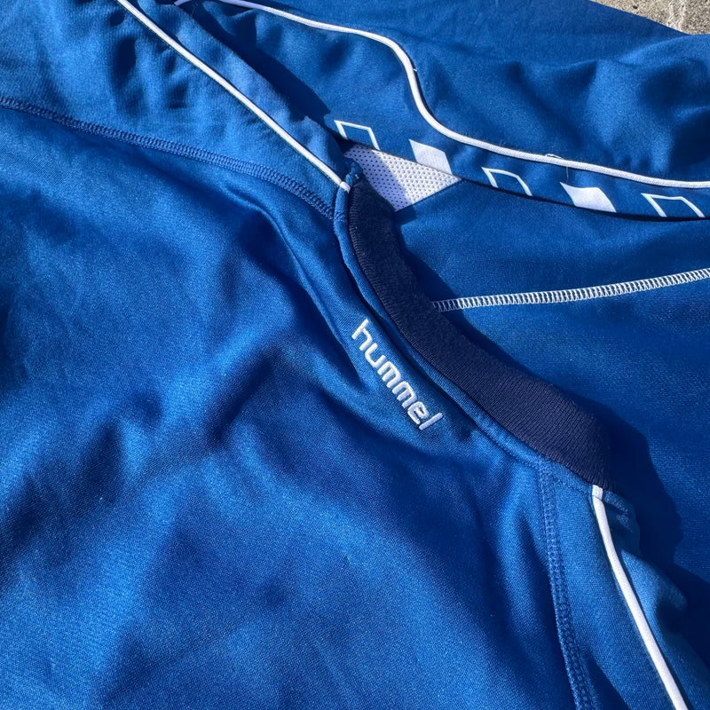 Detailansicht: Sourced limited accessories and clothes Hummel streetwear blue sports sweatshirt – Logo, Nähte oder Material