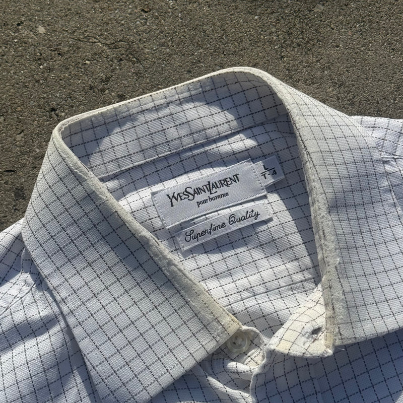 Detailansicht: Sourced limited accessories and clothes Yves Saint Laurent checkered white chemise – Logo, Nähte oder Material