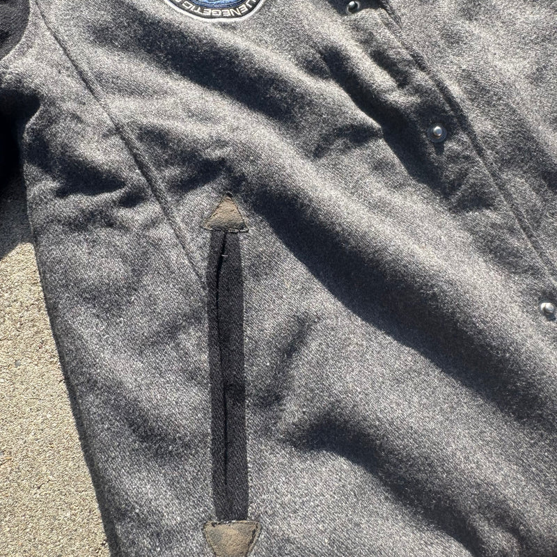 Detailansicht: Sourced limited accessories and clothes Evisu Energetics wool vintage bomber jacket – Logo, Nähte oder Material